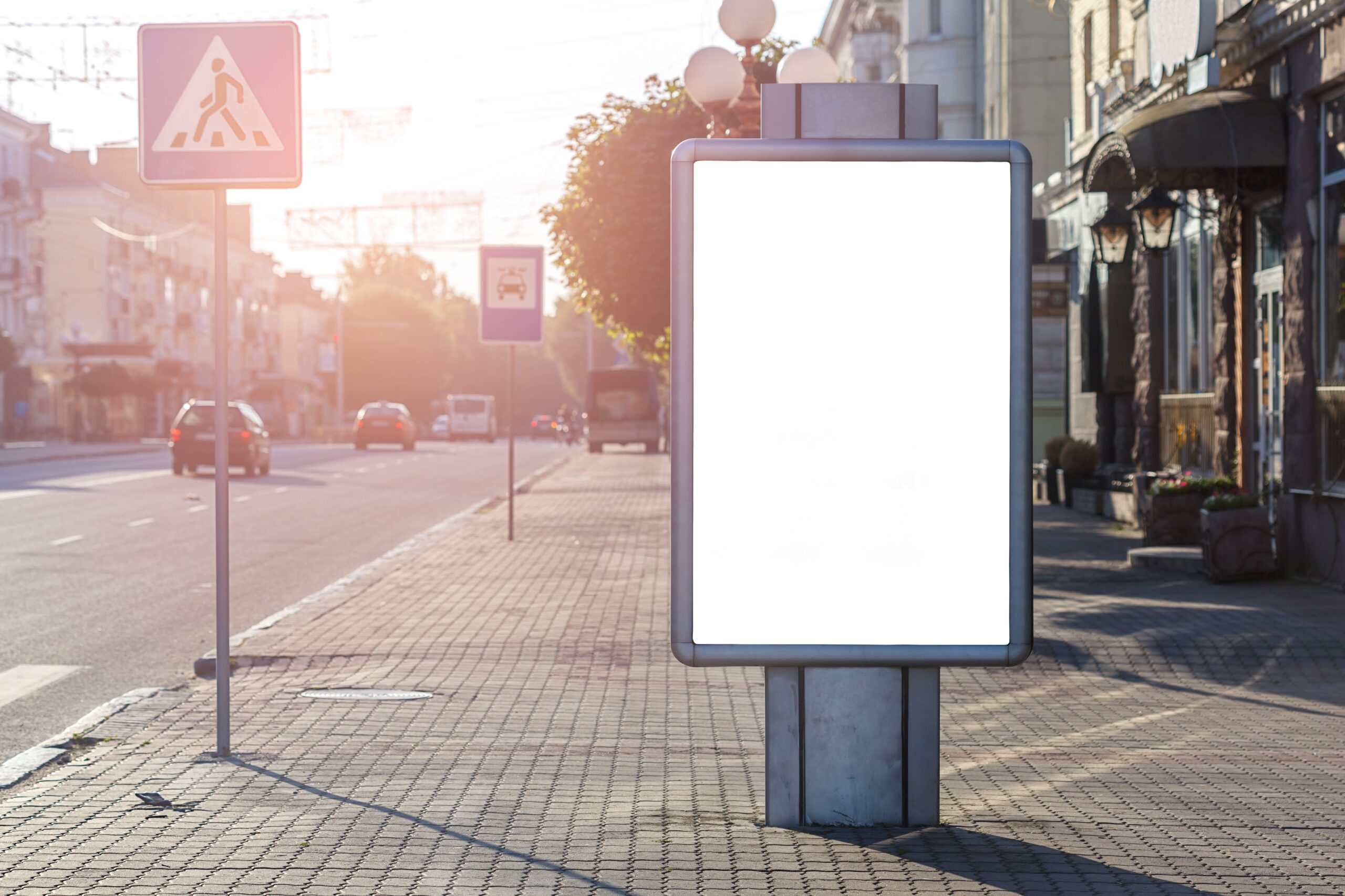 Photo d'un écran publicitaire lumineux dans la rue